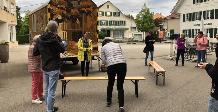 Rund um den Wagen finden spannende Exkursionen für Gross und klein statt.