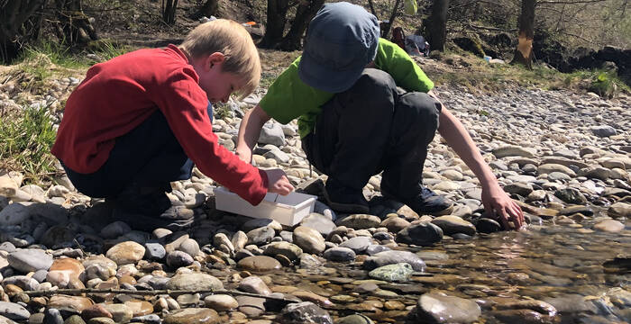 Kinder am Bach
