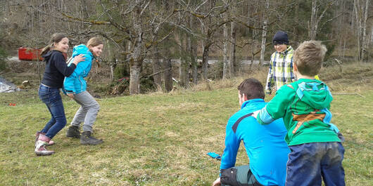Jugendgruppe im Wald