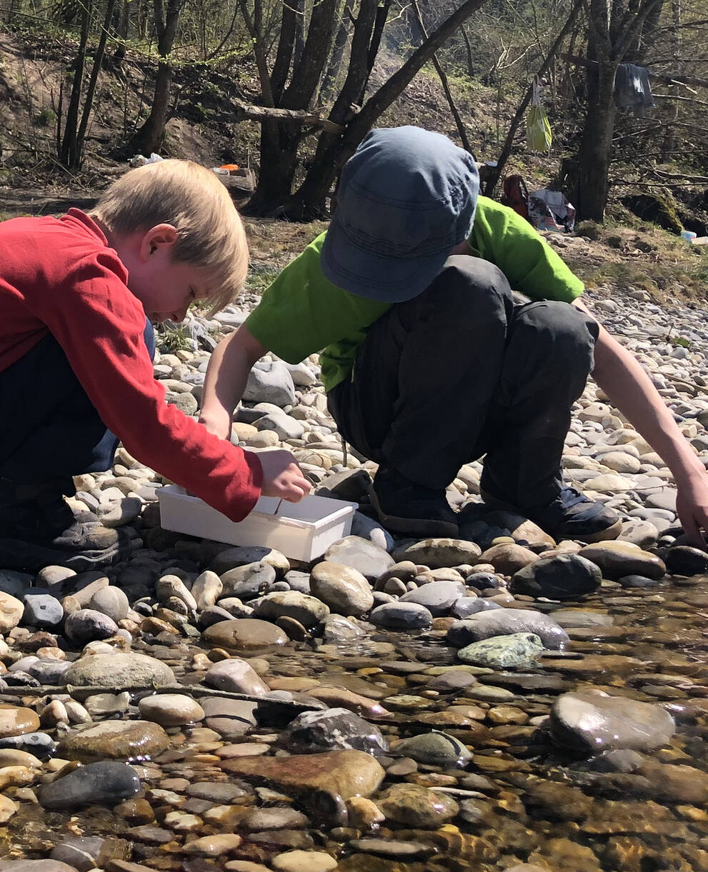 Kinder am Bach